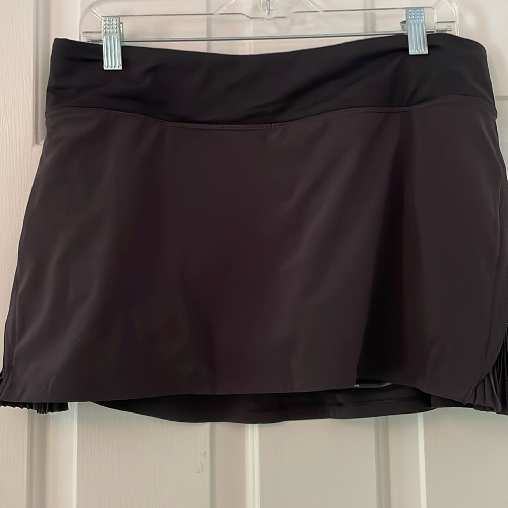 Lululemon skort with side pleats and back pocket. Size 10